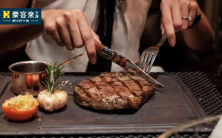  豪客来被曝“吃出活蛆虫”：系知名牛排连锁企业，在全国经营370多家餐厅