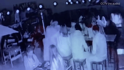  一餐馆服务员加酒精时爆炸，致一名19岁女孩死亡，8人受伤