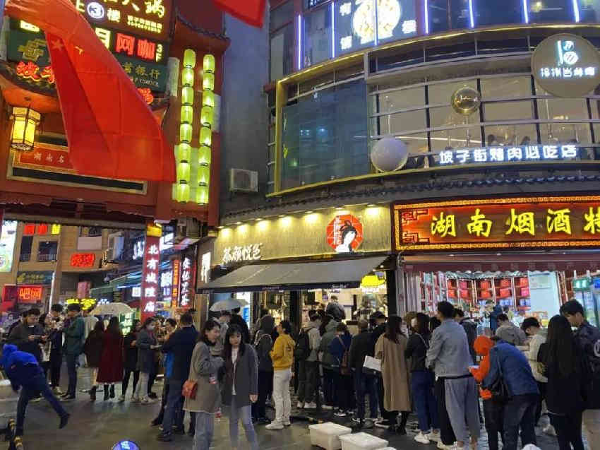  11亿人抢着排队！中国最凶猛的网红茶饮店，万人血书求分店