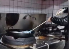  陕西一餐厅用扫把刷锅、脚踩餐盘，店家回应：那扫